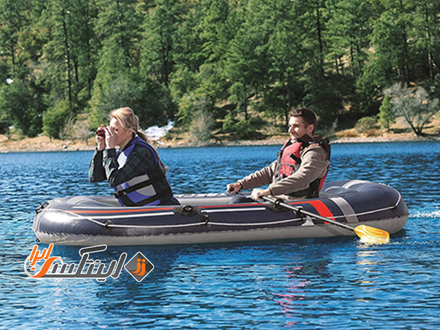 قایق بادی در رودخانه