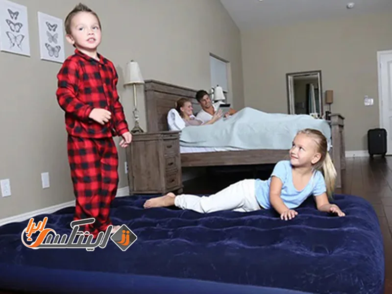 استفاده کودکان از تشک بادی