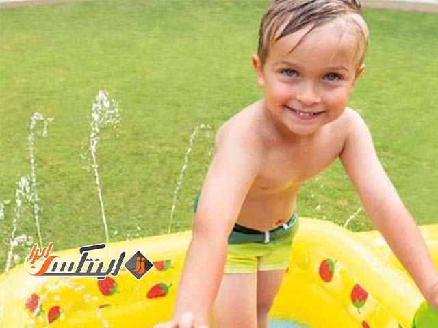 استفاده کودکان از استخر بادی